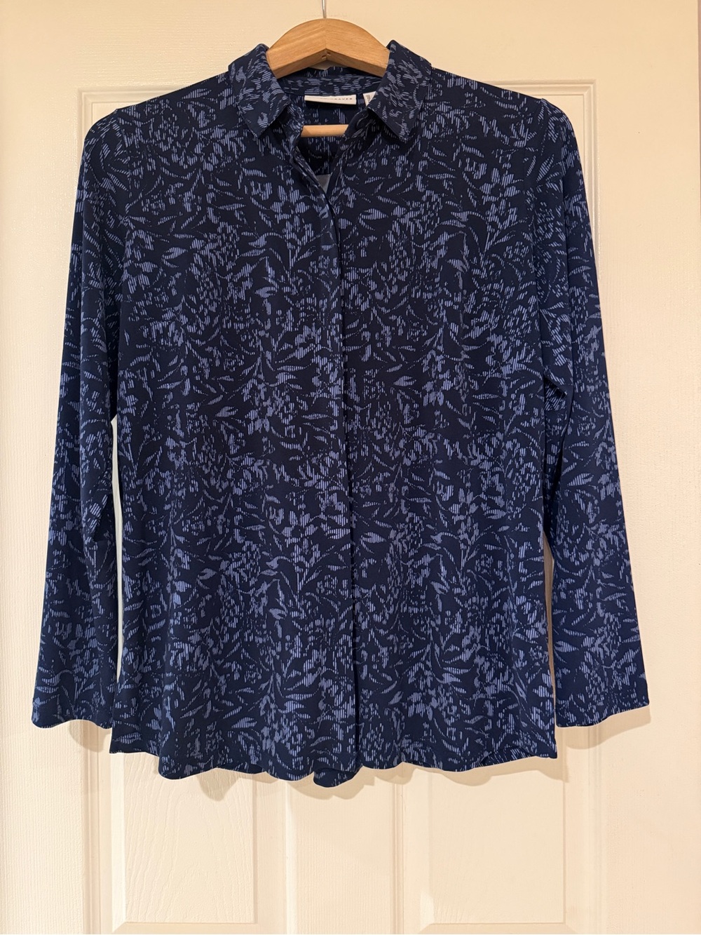 Susan Graver Women’s M Navy Blue Abstract Print Hidden Button Blouse Long Sleeve